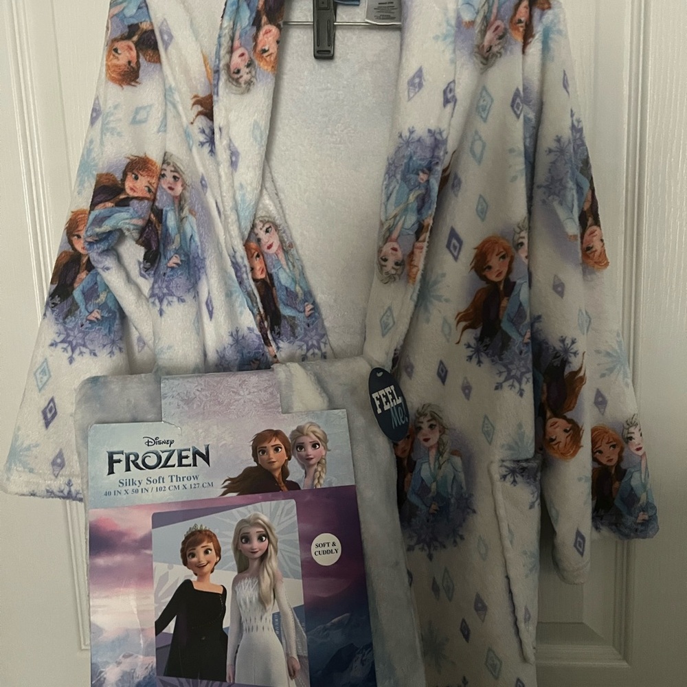 ‘Frozen’ Robe & Blanket Bundle